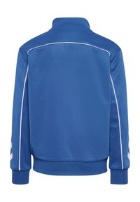Veste de sport bleue à manches longues avec liseré blanc sur les manches et le dos, poignets et taille élastiques, vue de dos.