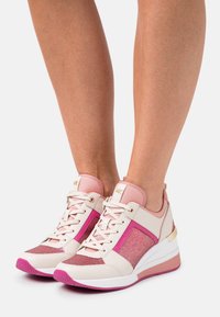 Sneakers con un mix di bianco, rosa e accenti glitterati. Punta rotonda, lacci, collo imbottito e suola texturizzata. Design leggero.