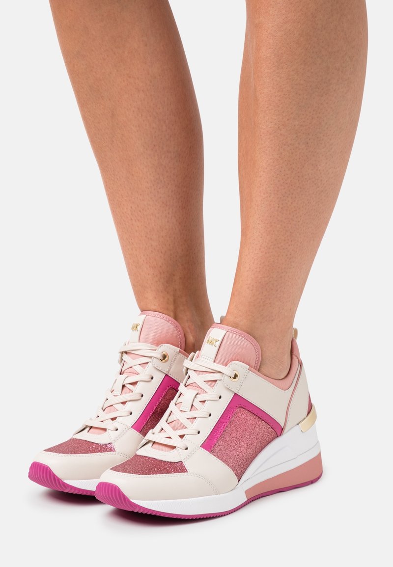 Sneakers con un mix di bianco, rosa e accenti glitterati. Punta rotonda, lacci, collo imbottito e suola texturizzata. Design leggero.