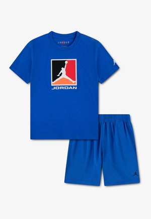 T-shirt Jordan bleu à manches courtes avec logo noir, rouge et orange, et short de sport bleu assorti avec petit logo Jordan.