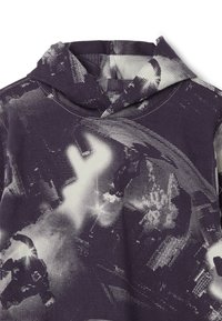 Felpa con cappuccio di colore viola scuro, con un motivo grafico astratto in bianco e nero, caratterizzata da una tasca a marsupio frontale e polsi a coste.