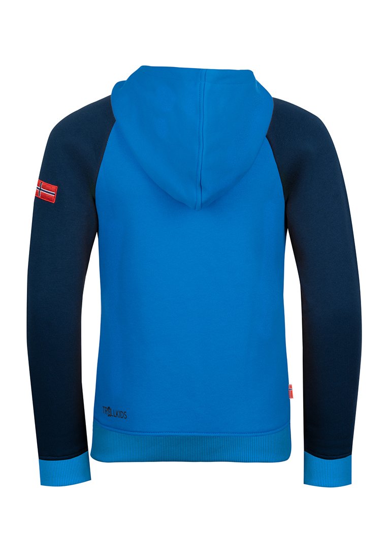 Blaues und marineblaues Hoodie mit einer Kängurutasche, gerippten Bündchen und Saum. Mit einer kleinen norwegischen Flagge auf dem linken Ärmeln. Weicher Stoff.