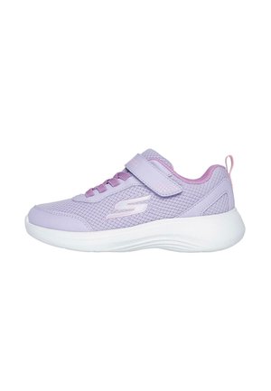 Zapatilla deportiva de color púrpura claro con parte superior de malla, correa de Velcro, suela blanca y detalles en rosa, vista de lado sobre un fondo blanco.