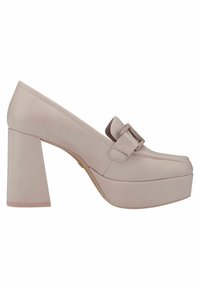 Mocassin beige à plateforme avec talon bloc épais et boucle décorative sur le dessus, vue de côté.