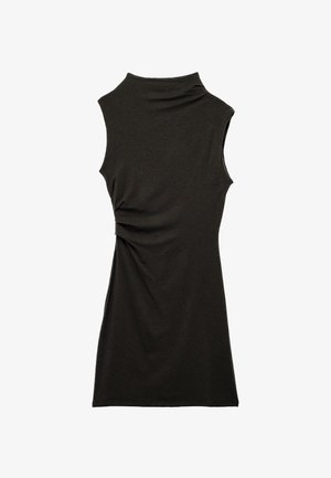 Vestido negro sin mangas con un cuello alto, que presenta fruncidos en el lateral, confeccionado en una tela suave y elástica para una silueta ajustada.