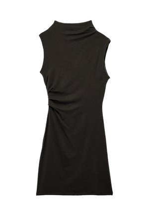Vestido negro sin mangas con escote alto y detalle fruncido en el lado izquierdo, corte recto, largo hasta la rodilla.