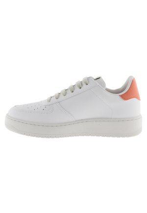 Sneaker bassa bianca con lacci beige e tab sul tallone di colore corallo arancione, caratterizzata da una suola spessa e testurizzata e un'area della punta perforata.
