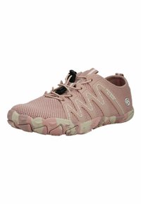 Zapatilla deportiva de malla rosa claro con cordones adaptativos con tope y suela de goma estampada diseñada para actividades al aire libre.