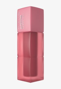 Maybelline Superstay Teddy Tint in una bottiglia rosa rettangolare con una texture opaca, con il nome del brand in rilievo sul davanti.
