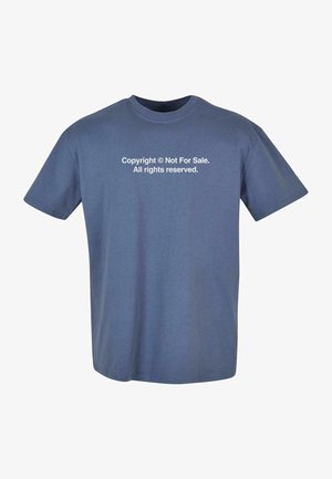 Bomulds T-shirt i mørkeblå. Korte ærmer, rund hals. Har hvide bogstaver: "Ophavsret © Ikke til salg. Alle rettigheder forbeholdes." på forsiden.