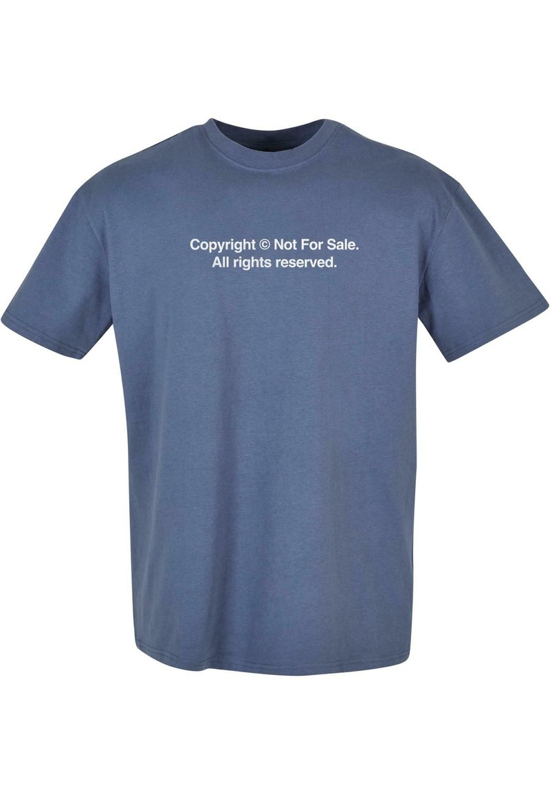 Tamsiai mėlynas medvilninis marškinėliai. Trumpomis rankovėmis, apvalia kaklo iškirpte. Priekyje yra baltos spalvos tekstas: "Autorių teisės © Ne parduodama. Visos teisės saugomos."