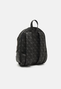 Mochila negra con estampado, hecha de material texturizado, que cuenta con doble correa para los hombros, un asa en la parte superior y un compartimento principal con cremallera.