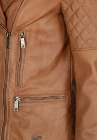Braune Lederjacke mit einem gesteppten Muster an den Schultern, zwei Reißverschluss-Taschen und einer glatten Textur am Körper.