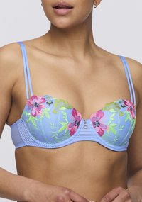 Lichtblauwe beha met bloemendessin in roze, groen en blauw, met beugels, gepolsterde cups en decoratieve hardware in het midden.