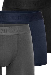 Kolme paria miesten bokserialushousuja harmaana, tummansinisenä ja mustana, joissa pehmeä kangas ja vyötärönauhoissa kohokuvioitu "Resteröds"-brändäys.