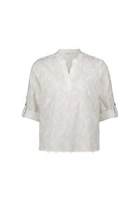 Blusa bianca con colletto alla mandarina, maniche corte arrotolate, tessuto testurizzato con un motivo a foglie e dettagli cuciti lungo i bordi.