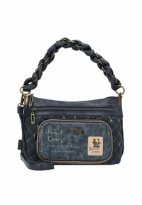 Blaue Lederhandtasche mit einem gesteppten Design; verfügt über einen geflochtenen Henkel, goldene Akzente und eine Fronttasche mit Reißverschluss, die dekorativen Text und ein Patch enthält.