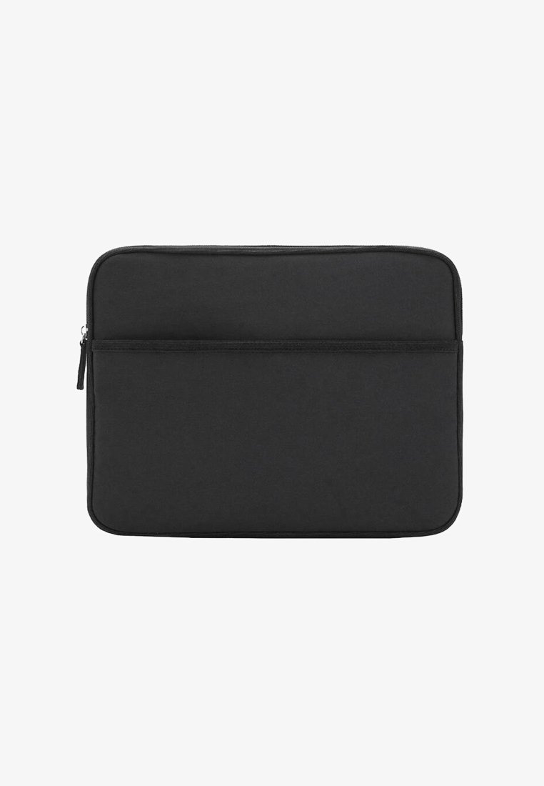 Sort laptop sleeve lavet af blød stof, med en glat tekstur, lynlåslukning og en frontlomme til ekstra opbevaring.