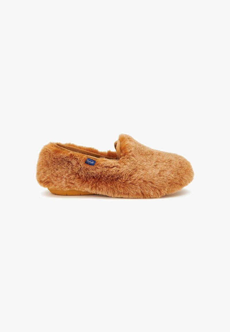 Chausson en fourrure orange avec un bout arrondi, texture douce et semelle plate marron. Présente un petit logo bleu sur le côté.
