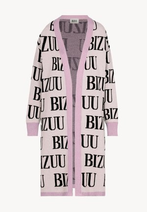 Długi różowy sweter z dzianiny z czarnym wzorem tekstowym "BIZUU", rozpinany z przodu, z żeberkowymi mankietami i krawędziami.