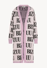 Długi różowy sweter z dzianiny z czarnym wzorem tekstowym "BIZUU", rozpinany z przodu, z żeberkowymi mankietami i krawędziami.