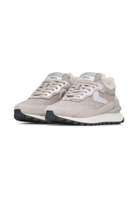 Sneaker beige chiaro con fodera in lana, dettagli bianchi e argentati, tomaia in tessuto testurizzato e suole in gomma nera posizionate affiancate.
