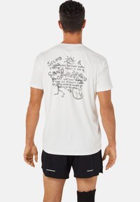 Camiseta de algodón blanca con texto gráfico negro e ilustraciones en la parte posterior, que enfatiza mensajes ambientales y sostenibilidad.