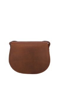 Brun läder crossbody-väska med rundad botten och synlig sömnad på framsidan mot en vit bakgrund.