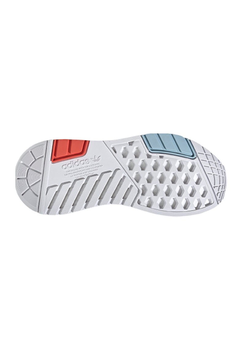 Witte sneakerzool met een gestructureerd hexagonaal patroon, rode en blauwe accenten, en het adidas-logo. Beschikt over groeven voor grip en flexibiliteit.
