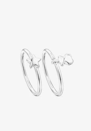 Boucles d'oreilles en argent en forme de hoop avec un charm étoile, surface lisse, design circulaire et finition polie. Minimalistes avec des accents uniques.