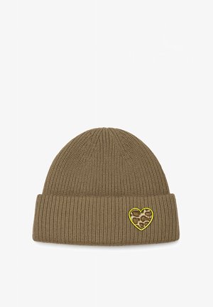 Braune gerippte Strickmütze mit umgeschlagenem Rand. Auf der Vorderseite befindet sich ein Herzpatch in Gelb mit Leopardmuster.