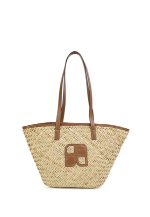 Sac cabas en paille tissée avec détails en cuir marron, double poignée, base rectangulaire et un patch texturé présentant un motif carré.
