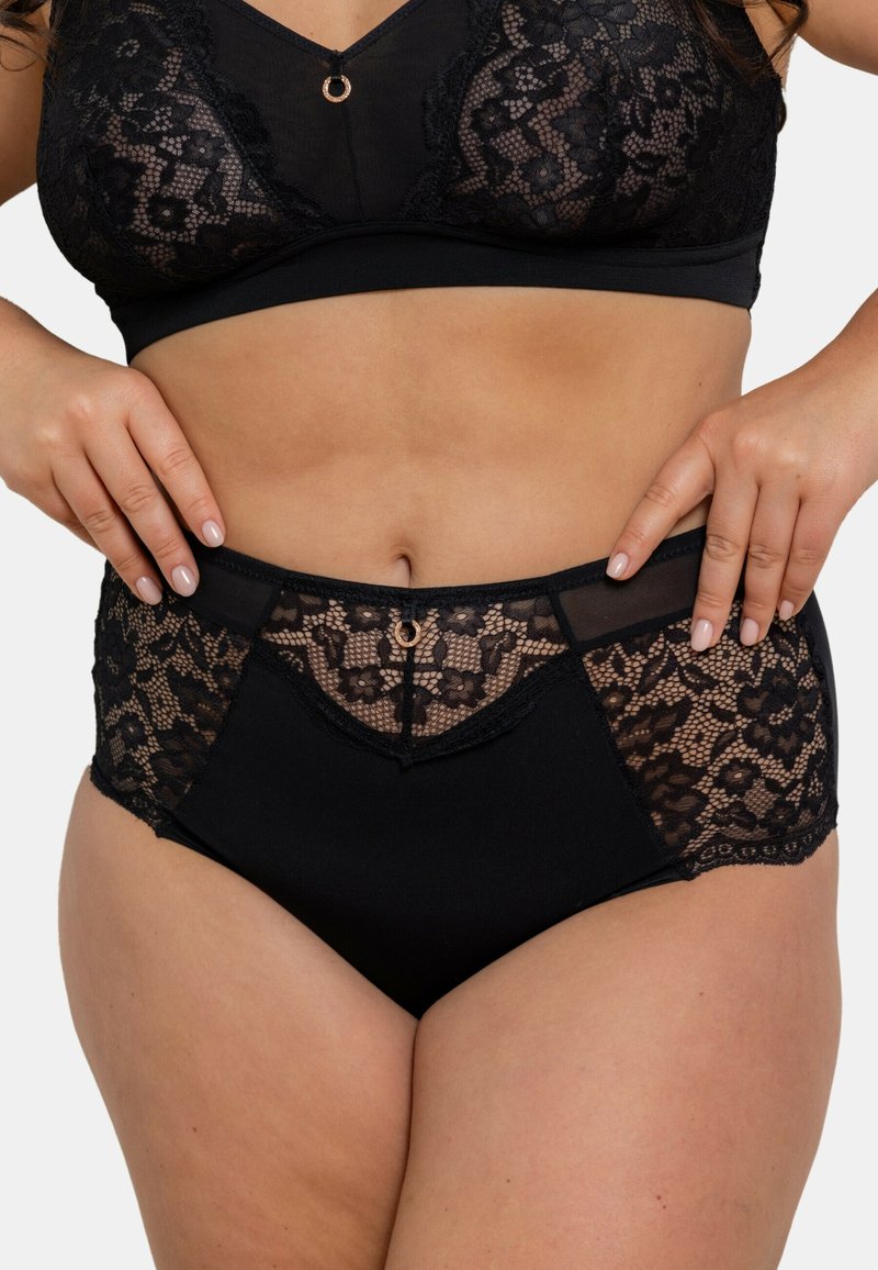 Culotte taille haute en dentelle noire, ornée d'un motif floral, avec un corps lisse et des détails subtils en matériel rose doré.