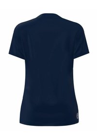Camiseta de manga corta azul marino hecha de tela suave, con un escote redondo y una pequeña etiqueta de logo en el dobladillo inferior izquierdo.