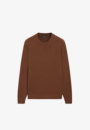 Brun stickad tröja med rund halsringning, långa ärmar och ribbade muddar och fåll. Mjuk textur, inga synliga mönster eller detaljer.