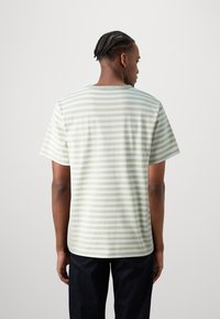 Marimekko TASARAITA UNISEX - Tricou basic - greyish green/off-white