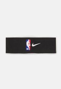 Sort stofbind med et flerfarvet NBA-logo og hvid Nike swoosh. Blød tekstur med et bredt design.