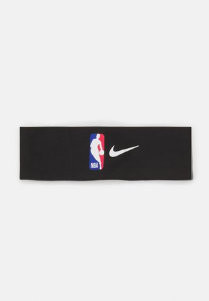 Svart hodebånd laget av stoff, med et flerfarget NBA-logo og hvit Nike-swoosh. Myk tekstur med bred design.