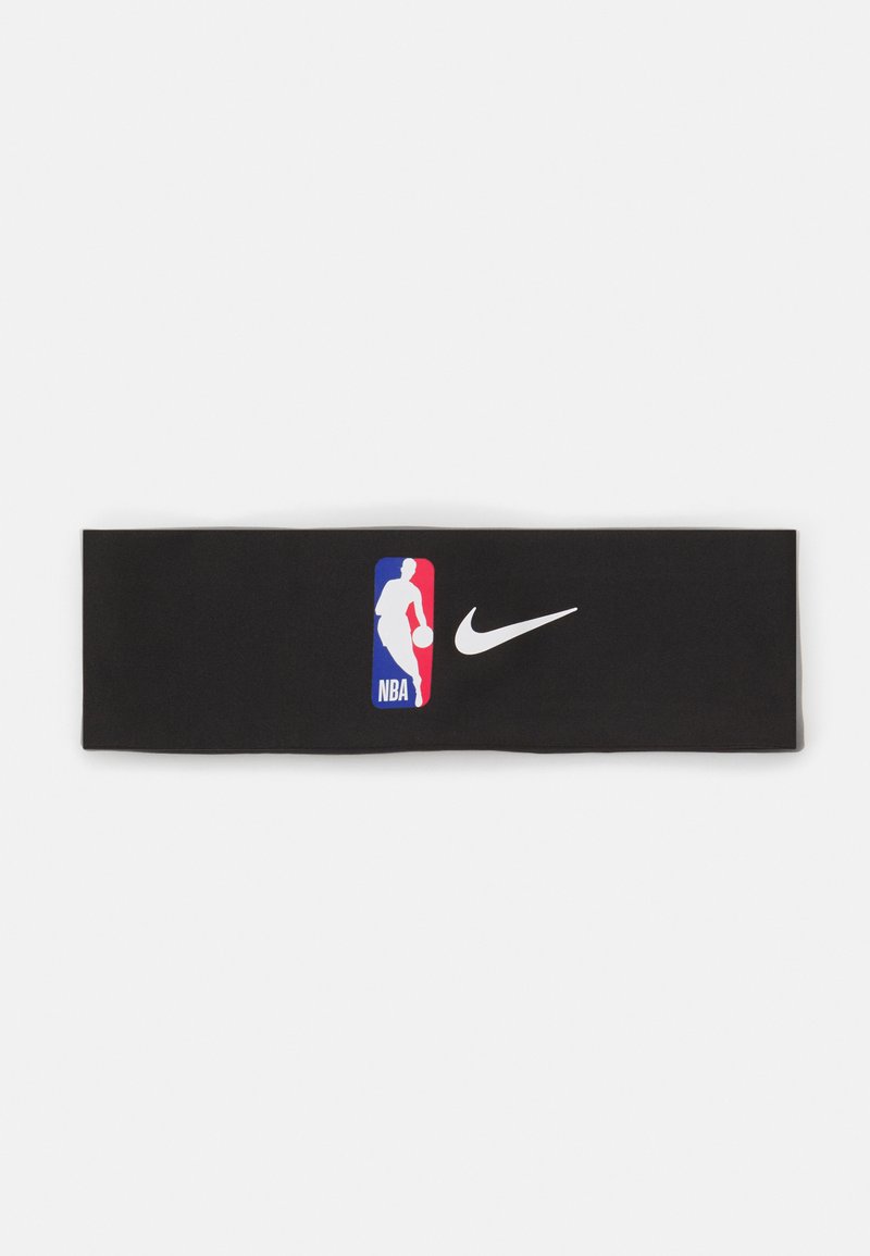 Sort stofbind med et flerfarvet NBA-logo og hvid Nike swoosh. Blød tekstur med et bredt design.