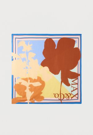 Neliöhuivi, jossa on abstrakteja kukkakuvioita ruskean, beigen ja oranssin sävyissä sinisellä ja keltaisella taustalla, kehystetty ohutraitoisilla reunoilla.