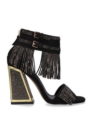 Sandalia negra de tacón alto con tacón bloque adornado con detalles dorados, doble hebilla en las correas del tobillo y detalles de flecos brillantes en las correas y en la puntera.