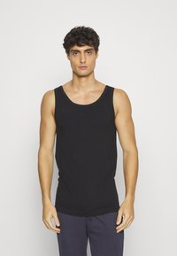 Camiseta sin mangas de algodón negro con un escote redondeado y tirantes anchos, que presenta un diseño ajustado y una textura suave.