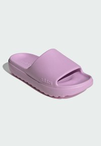 Ljubičasta klizna sandala sa širokim trakama, napravljena od teksturirane gume, sa blago podignutom petom i ugraviranim logotipom sa strane.
