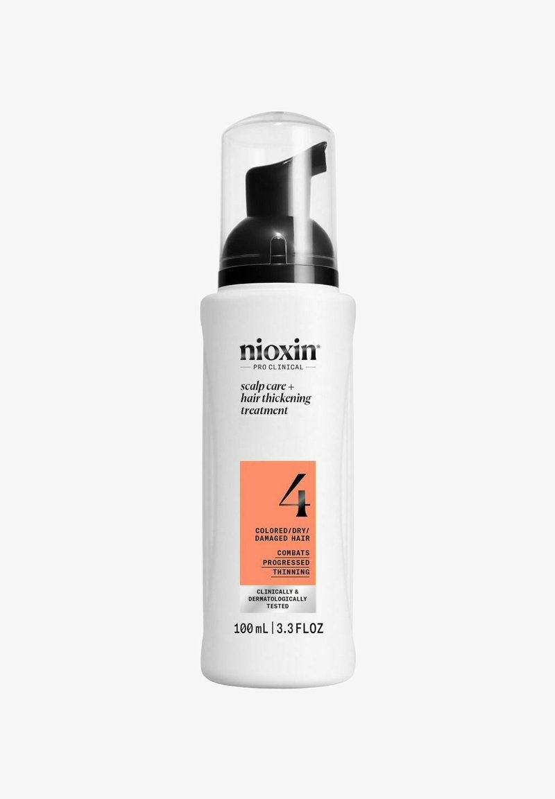 Nioxin hoofdhuidverzorging haarverdikkende behandeling in een witte container, met een zwarte pomptop, oranje label en vetgedrukte zwarte tekst. Afmeting: 100 mL.