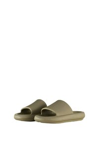 Olijfgroene slidesandalen met een gestructureerde bovenkant, open teenontwerp en een platte zool met een lichte rand voor comfort.