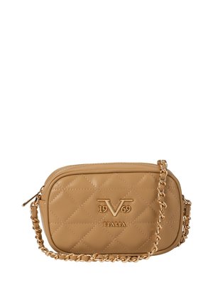 Tan doorgestikte leren crossbody tas met gouden kettingriem en metalen logo met daarop "19V69 ITALIA" aan de voorkant.
