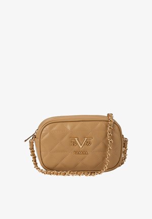 Tan gestepptes Leder-Crossbody-Täschchen mit goldener Kettentrageschlaufe und Metalllogo mit der Aufschrift „19V69 ITALIA“ vorne.