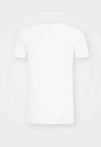 Balti trumpomis rankovėmis marškinėliai su apvalia iškirpte, pagaminti iš medvilnės. Lygi tekstūra, be raštų ar puošmenų, paprastas galinis vaizdas.