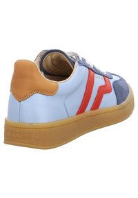 Zapatilla azul y blanca con acentos naranjas, una tapa de talón beige, suela de goma texturizada y cordones blancos. Logo de GANT en el lateral.