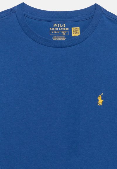 Μπλε T-shirt Polo Ralph Lauren με κίτρινο κεντημένο λογότυπο παίκτη πόλο πάνω σε άλογο στο στήθος και εκτυπωμένη ετικέτα μεγέθους και μάρκας μέσα στον γιακά.
